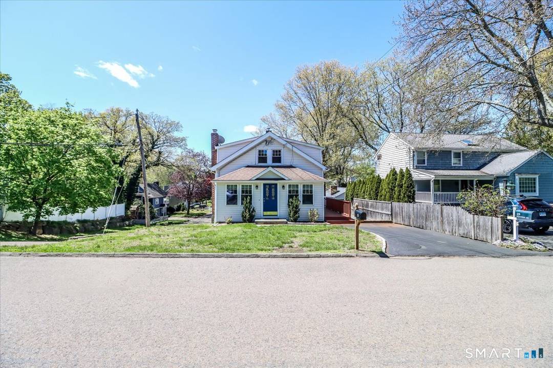 Charming bungalow offering 3 bedrooms and 2.
