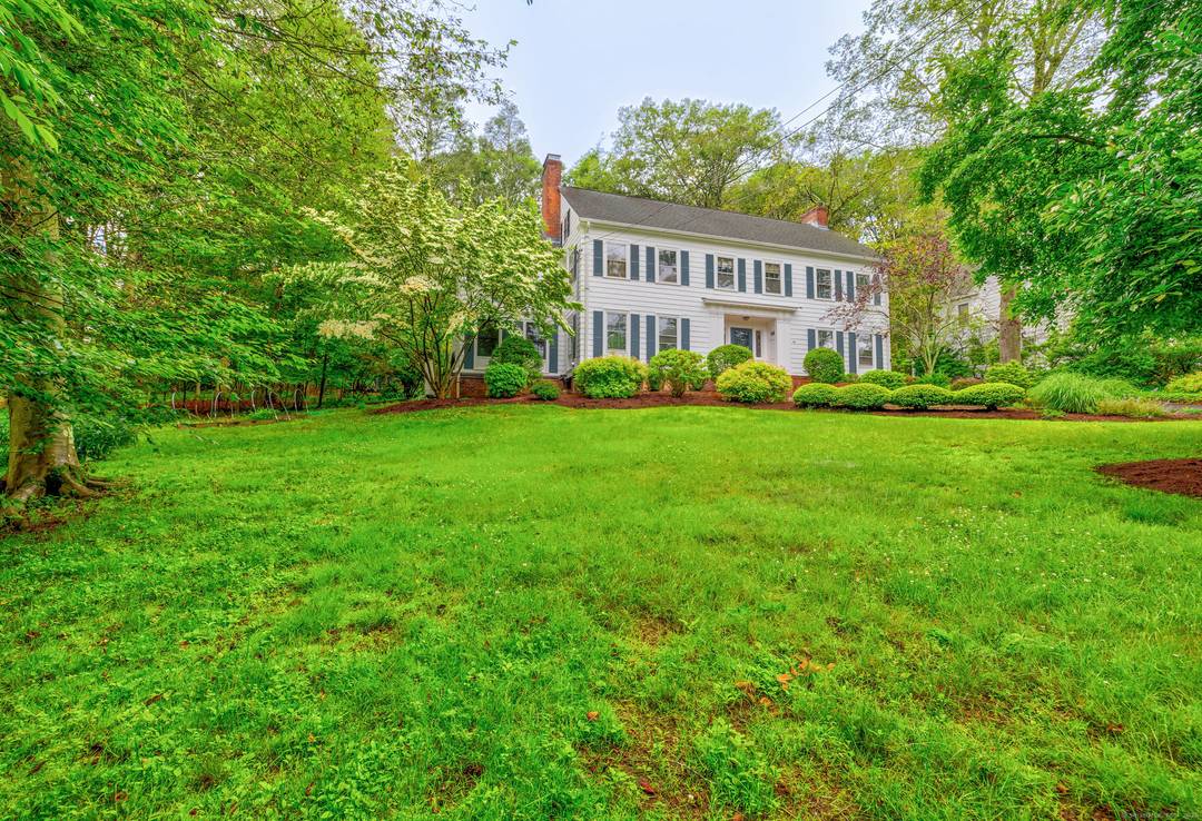 Gracious center hall colonial, one of the finest designs by renowned builder Alice Washburn, is located in the sought after Blake Road neighborhood just minutes to Yale, East Rock Park, ...