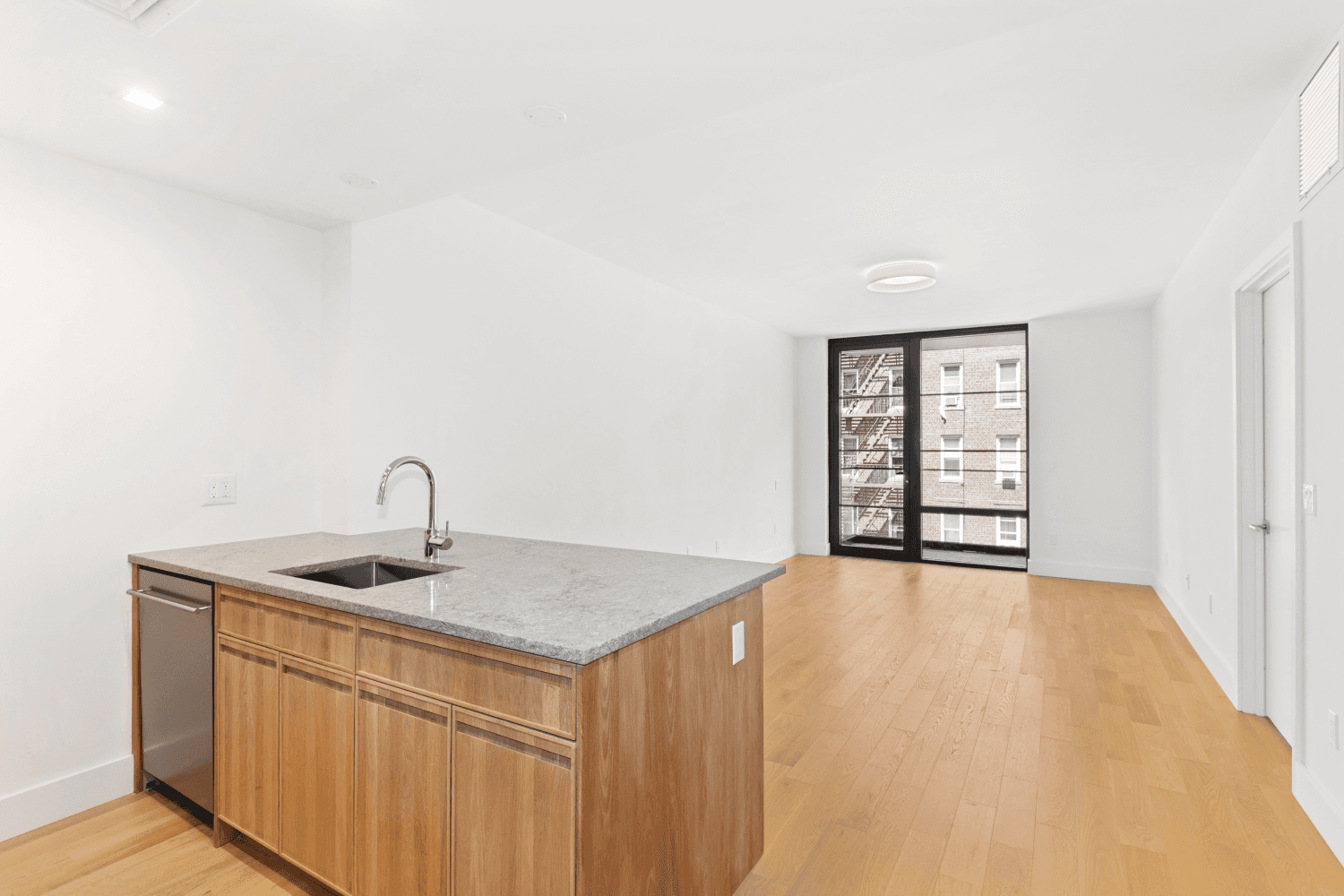 Bright amp ; beautiful ! 1 Bed 1 Bath in full service condominium.