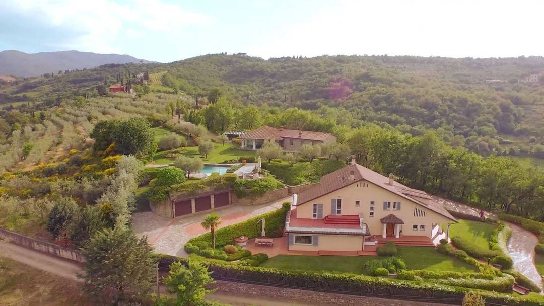 Luxury villa for sale 2 km from Arezzo. Prestigious property estate with two houses, swimming pool, park created by the famous landscape architect