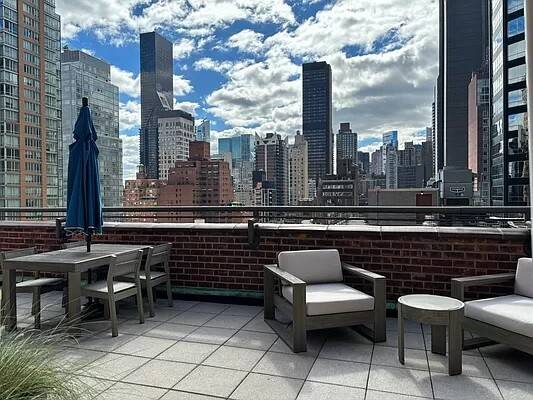Renovated amp ; Spacious One Bedroom with High Ceilings and Dual Exposures Apartment Move right in !