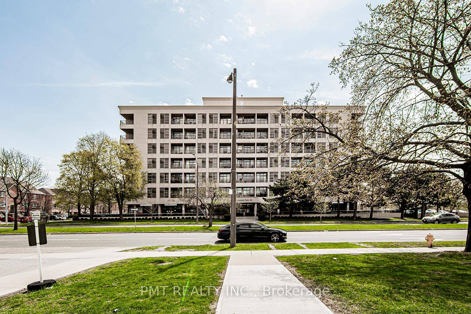 Welcome to Leaside Park Condominiums !
