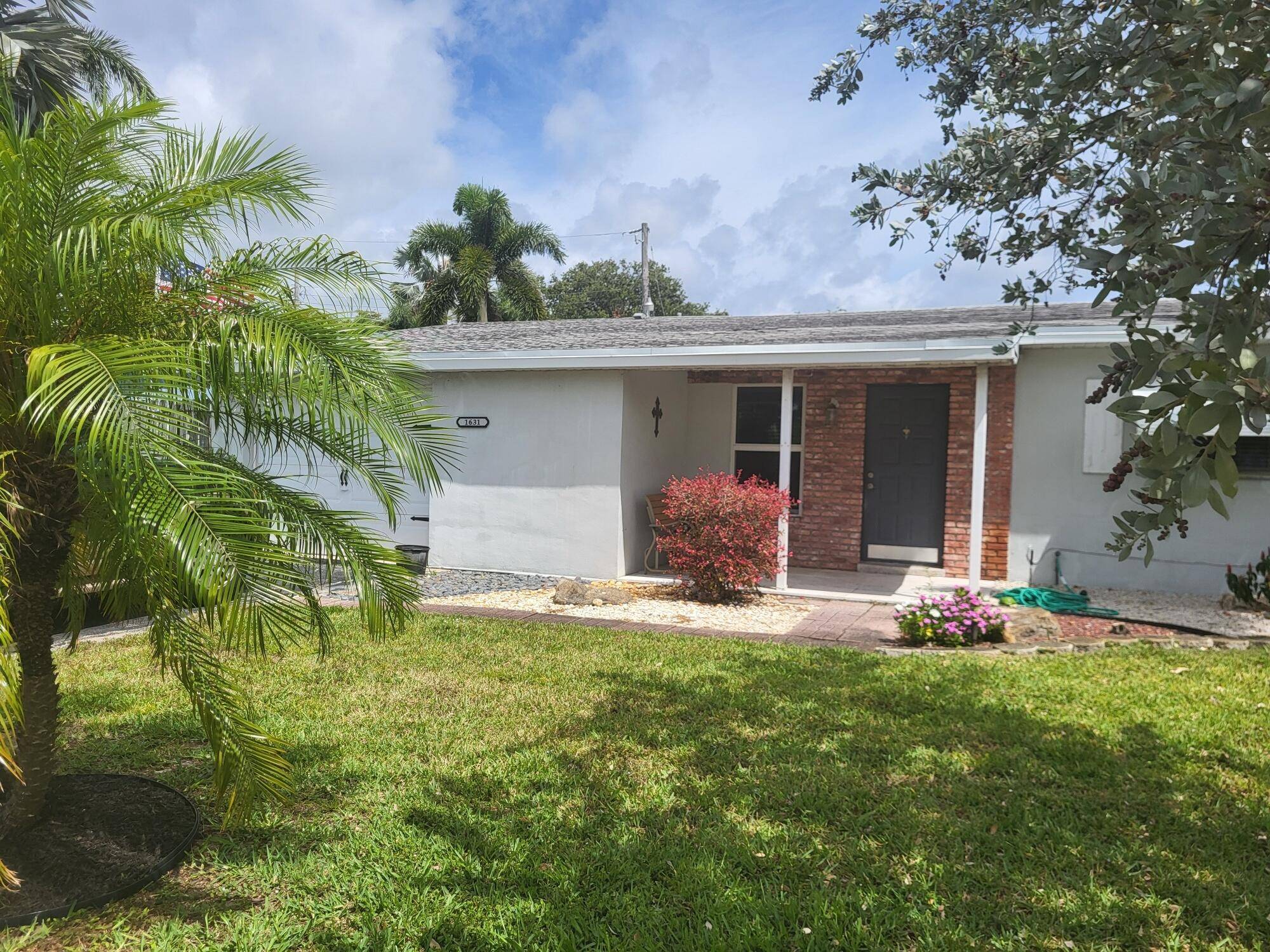 CUTE 2 2 WITH OVERSIZED ONE CAR GARAGE WHICH CAN EASILY BE CONVERTED TO HOME OFFICE OR BEDROOM W EN SUITE !
