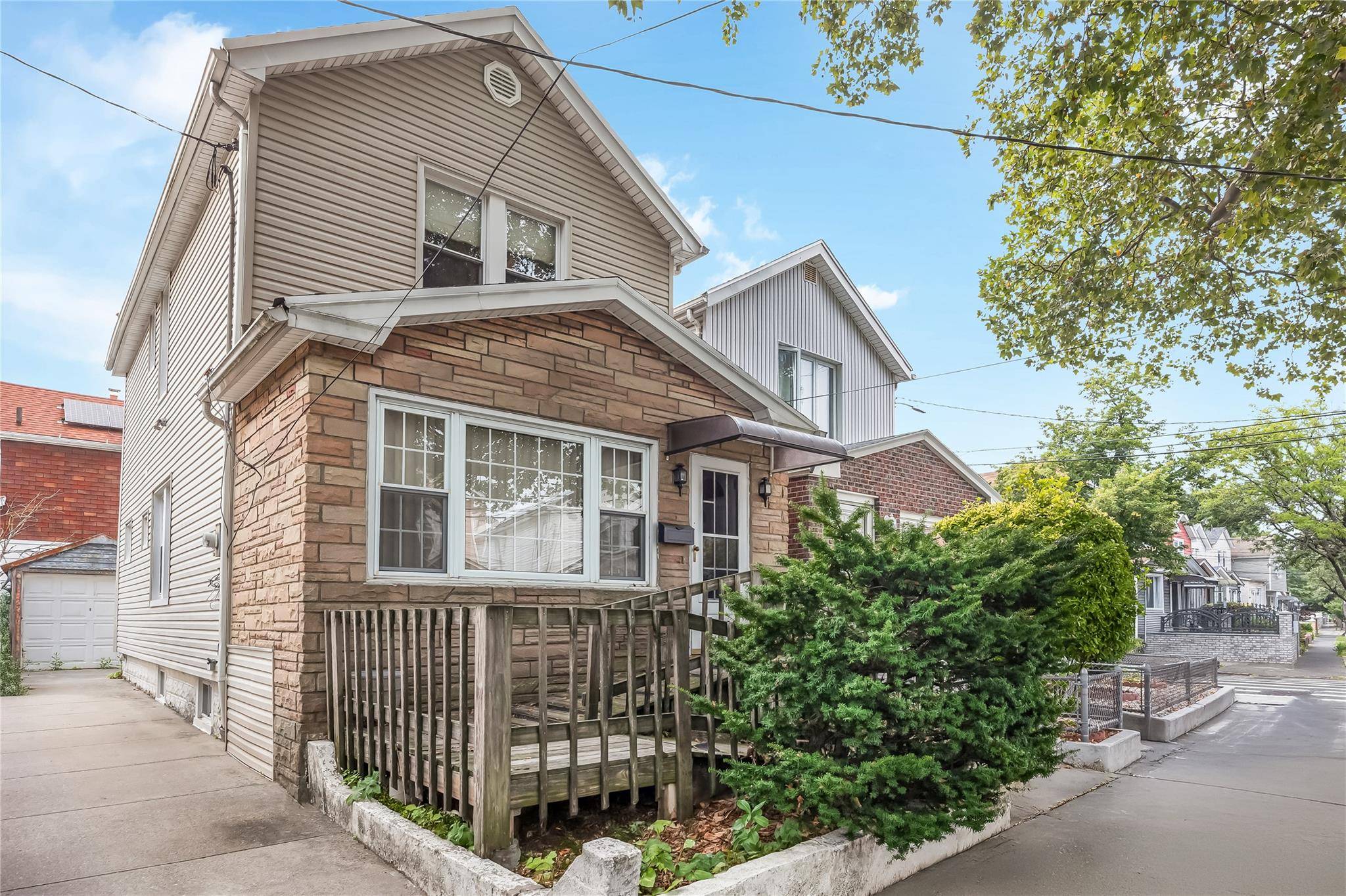 Nestled on a residential block in Ozone Park you will find this lovingly maintained single family colonial consisting of 3 bedrooms and 2 full baths, eat in kitchen, living room ...