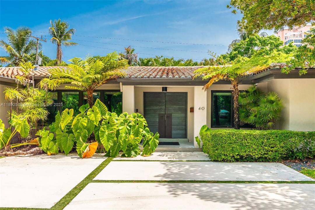 This exceptional 5 bed, 4.