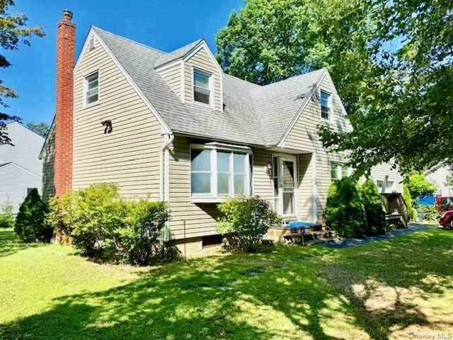 Lovely Expanded Cape In The Heart Of Mastic Beach !