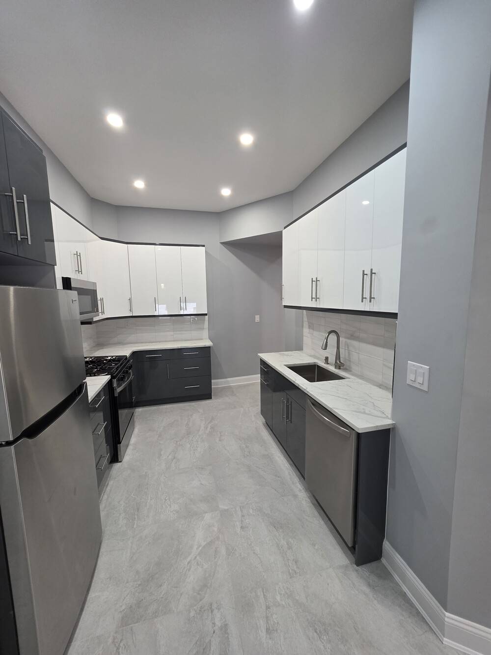 Welcome to the parlor level at 511 Bay Ridge Parkway, an exquisite townhouse rental with huge private outdoor space' ; l in the charming and vibrant neighborhood of Bay Ridge ...