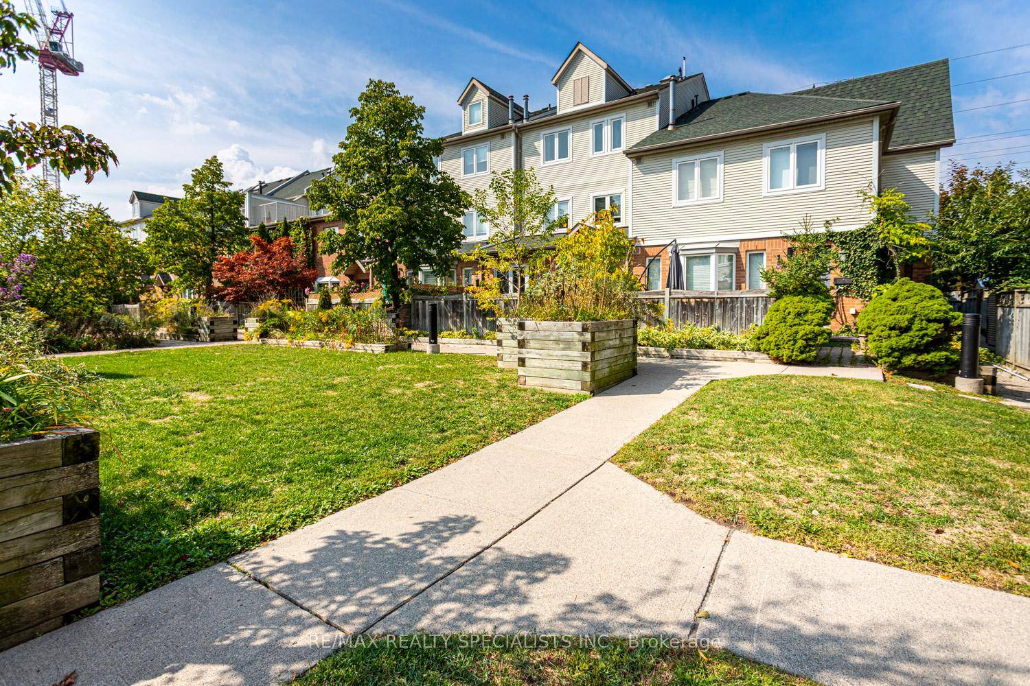 Large end unit, 3 bedroom townhome in fabulous Lakeview Community area.