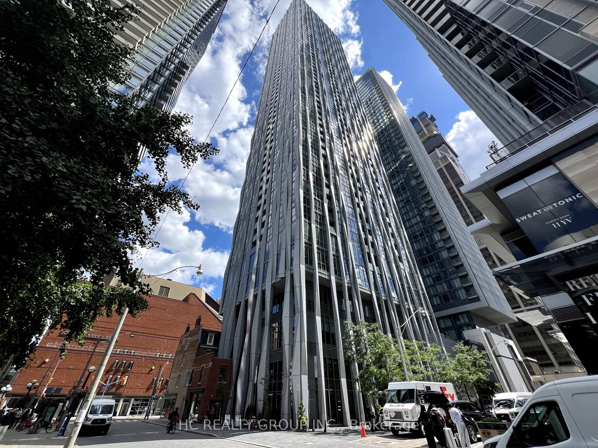 Location ! ! ! No. 1 Yorkville, Bright Corner Unit Faces South West, 9' Ceilings, Amenities, 24 Hr Concierge Svcs, Groceries, Laundry, Fitness amp ; Cross Fit, Yoga, Dance Studio, ...