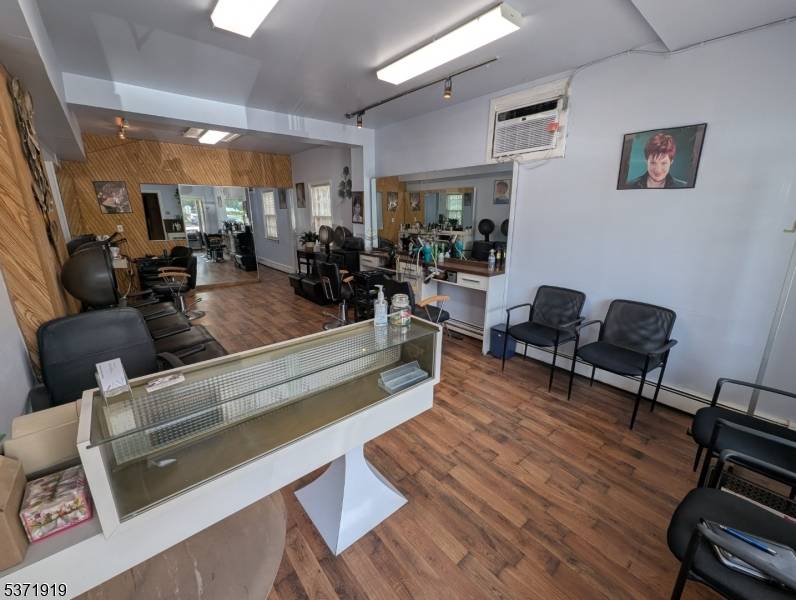 Salon setup for sale in a prime location ?