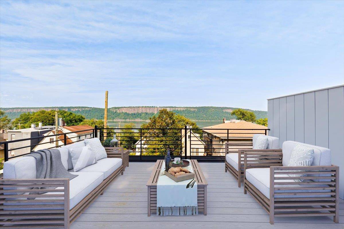 NEW CONSTRUCTON Discover Hudson Vista Townhomes, where elevated living meets unparalleled natural beauty.