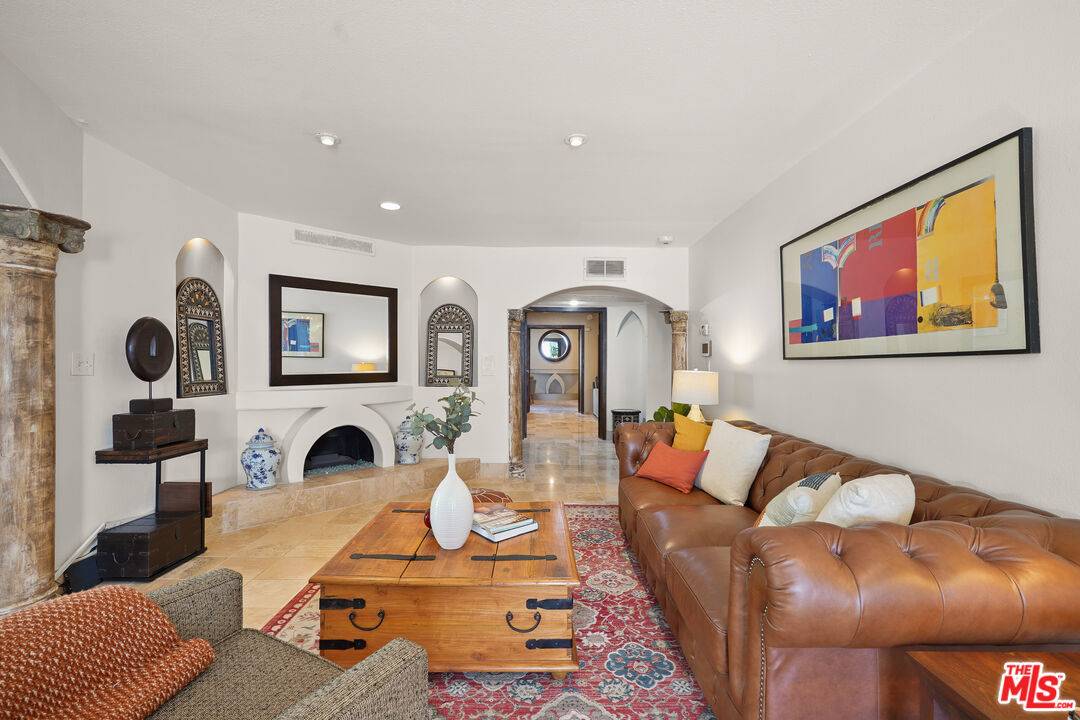 2260  N Cahuenga Blvd 2BR Hollywood Hills East La