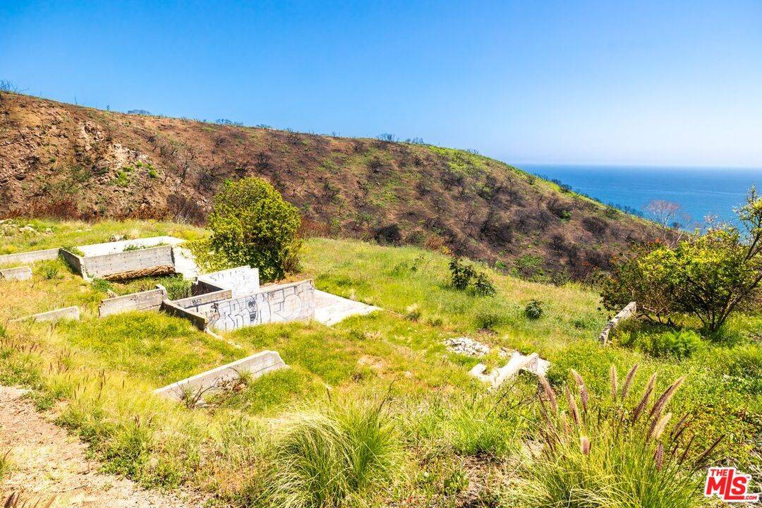 20704   Eagle pass Dr Malibu LA