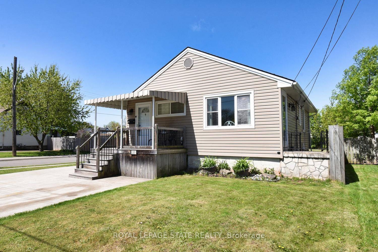 Welcome to this charming and spacious bungalow that perfectly blends comfort and functionality !