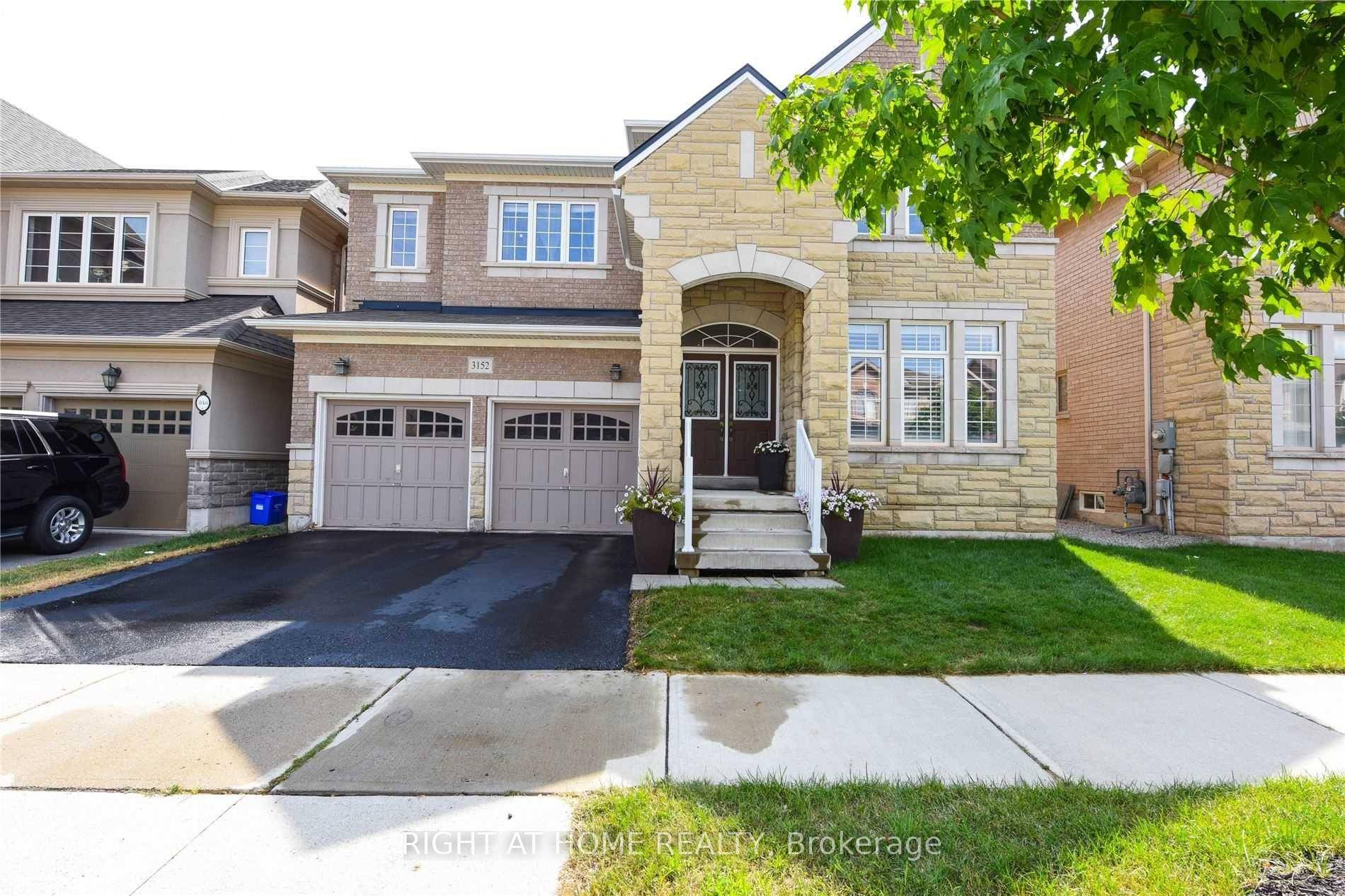 Gorgeous Luxury 5 Bdrm With 4 Full Bathrooms Home In Oakville's Desirable Area Bright Neat amp ; Well Kept Home, Upgraded Kitchen Cabinets, Pot Lights, Wood Staircase W Iron Pickets, ...