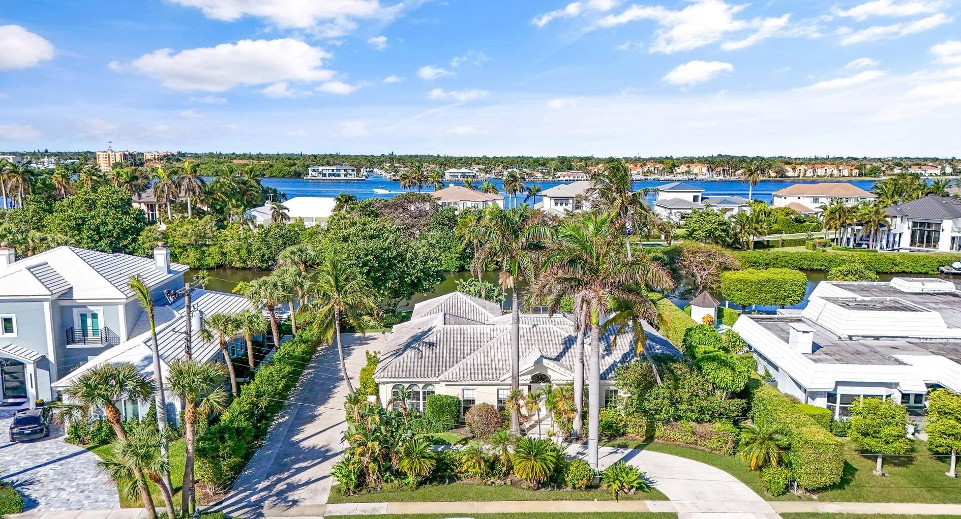 ALSO AVAILABLE FOR SEASONAL RENTAL Welcome to your dream waterfront retreat !
