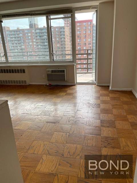 Looking for more space ? Then you must come and view this spectacular south facing bright, massive one bedroom with a large balcony, complete with a gracious living room, dining ...
