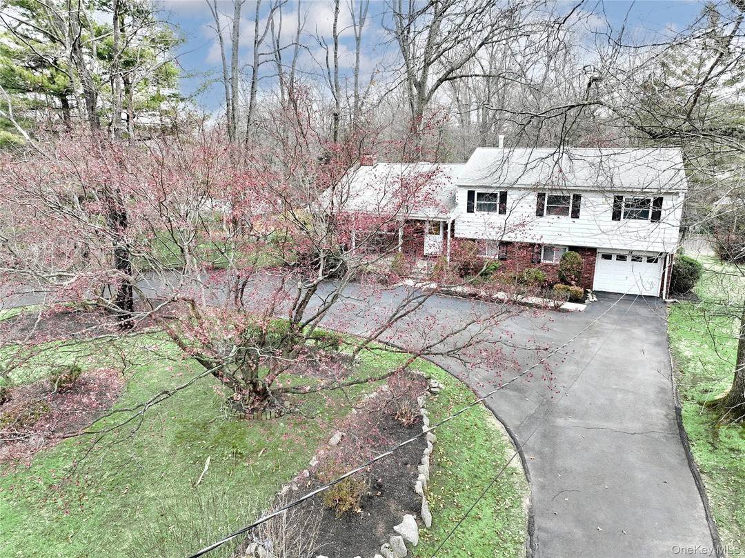 Monsey ! Beautifully cared for extended Jardin Hills Split situated on a quiet street.