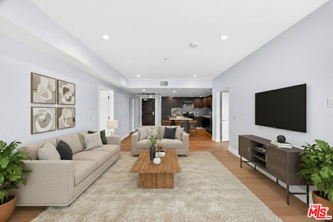 2939   Leeward Ave 2BR Hancock Park La