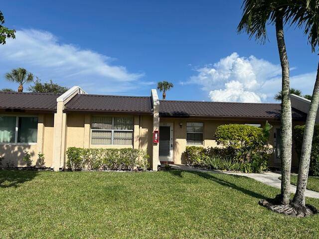 Discover the potential of this 2 bedroom, 2 bath convertible villa wall can be put up to make it a private bedroom nestled in a secure, amenity rich 55 gated ...