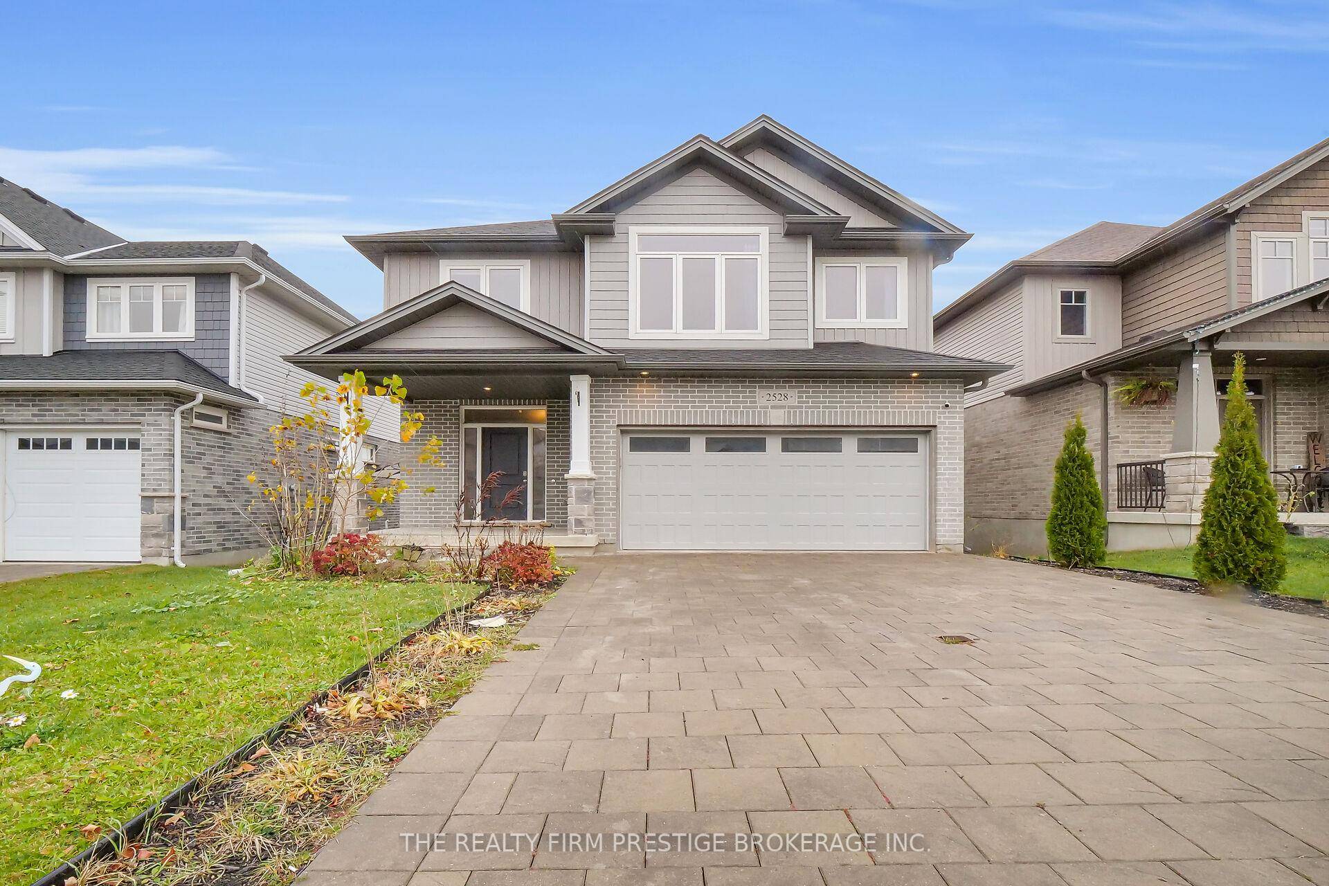 For Lease A beautiful two storey home in the neighbourhood of Victoria on River.