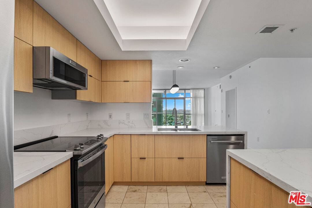 13700   Marina Pointe Dr LA