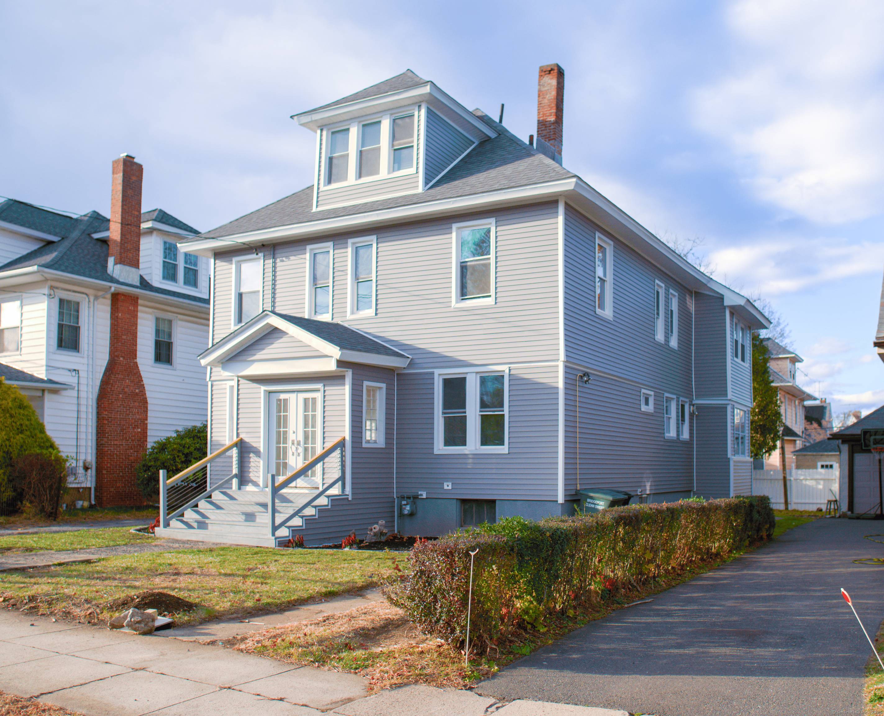 Unique opportunity ! ! ! Spacious and Versatile 9 yes nine bedrooms Single Family Home !