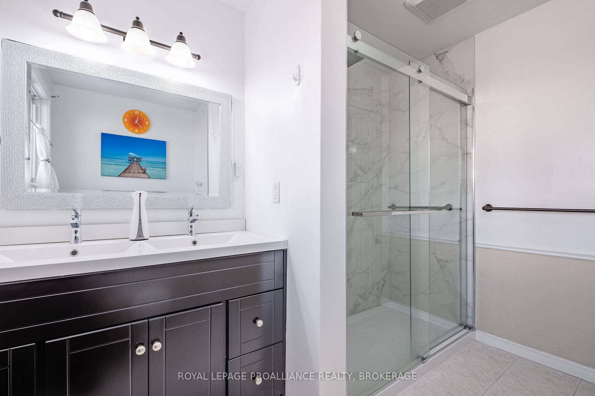 This beautifully maintained 3 bedroom 1.
