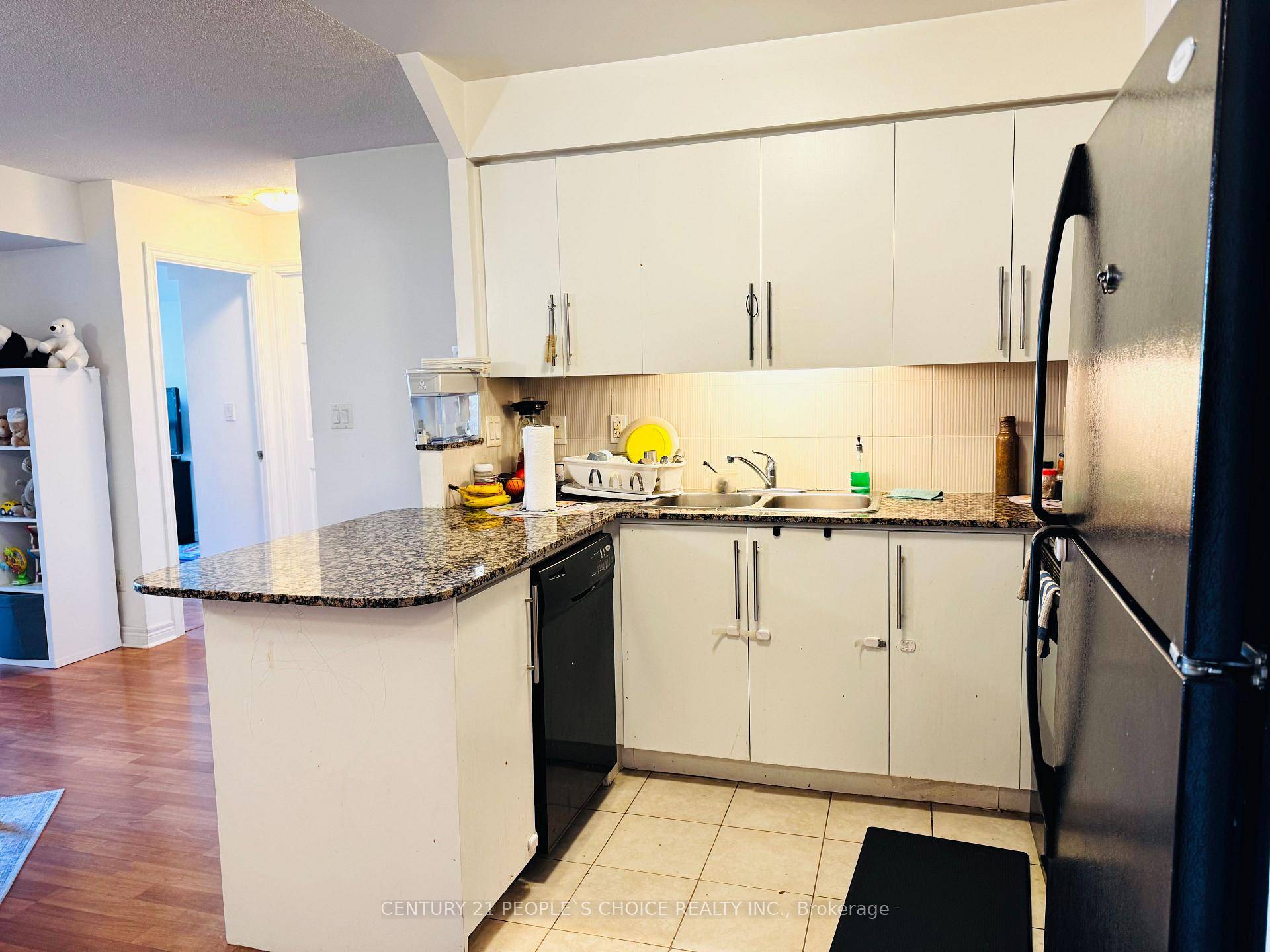 Welcome to this spacious and well maintained 2 bedroom, 2 bathroom condo located in the heart of Mississauga !