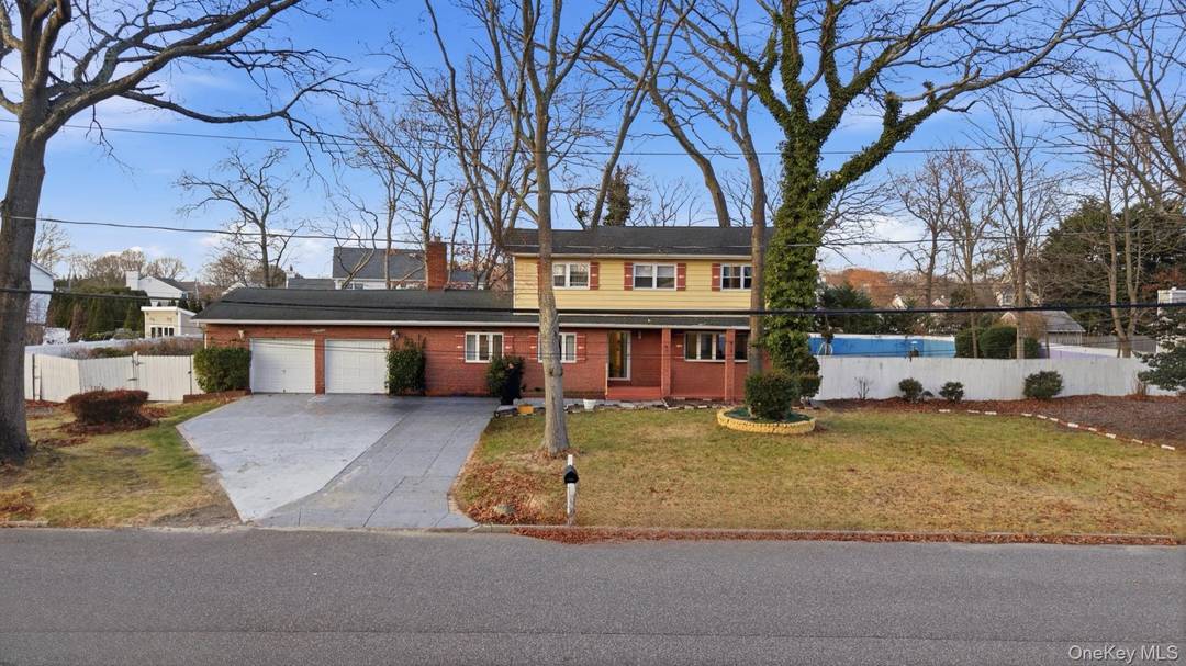 Welcome to 11 Val Ct in Holbrook !