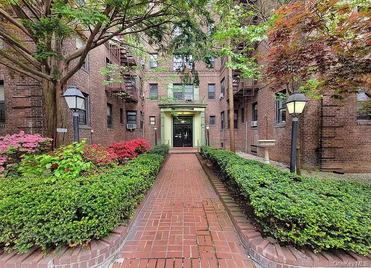2 Bedroom Condo In Forest Hills Offers Approximately 1220 Sqft Of Living Space.