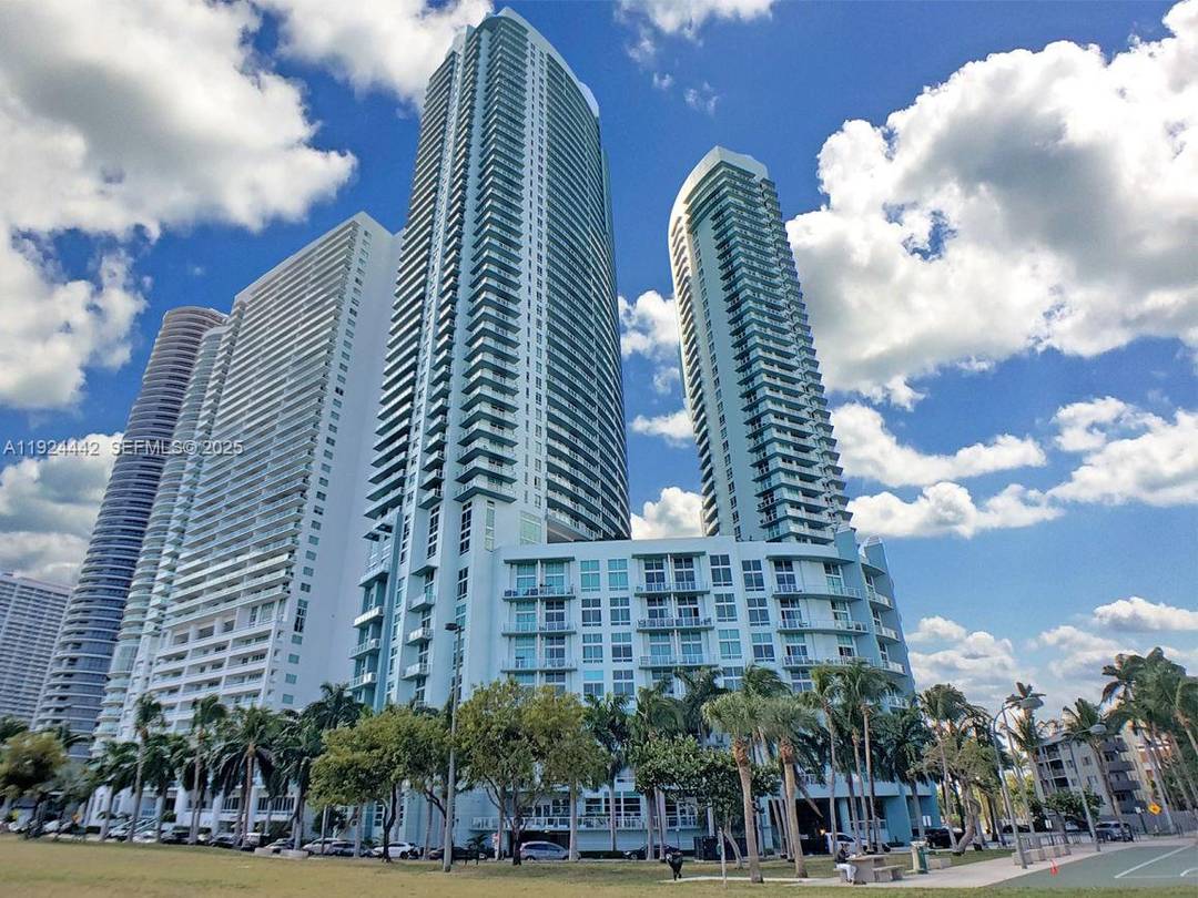 Step into your dream corner apartment with breathtaking panoramic views of Biscayne Bay and the Atlantic Ocean.