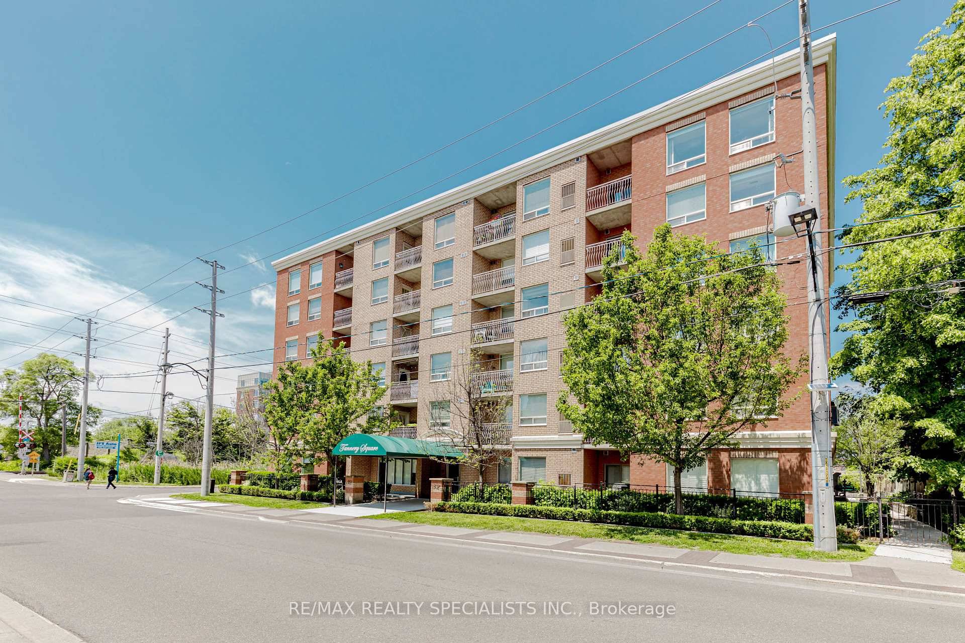 Charming 2 Bed, 2 Bath Condo in Prime Streetsville Location !