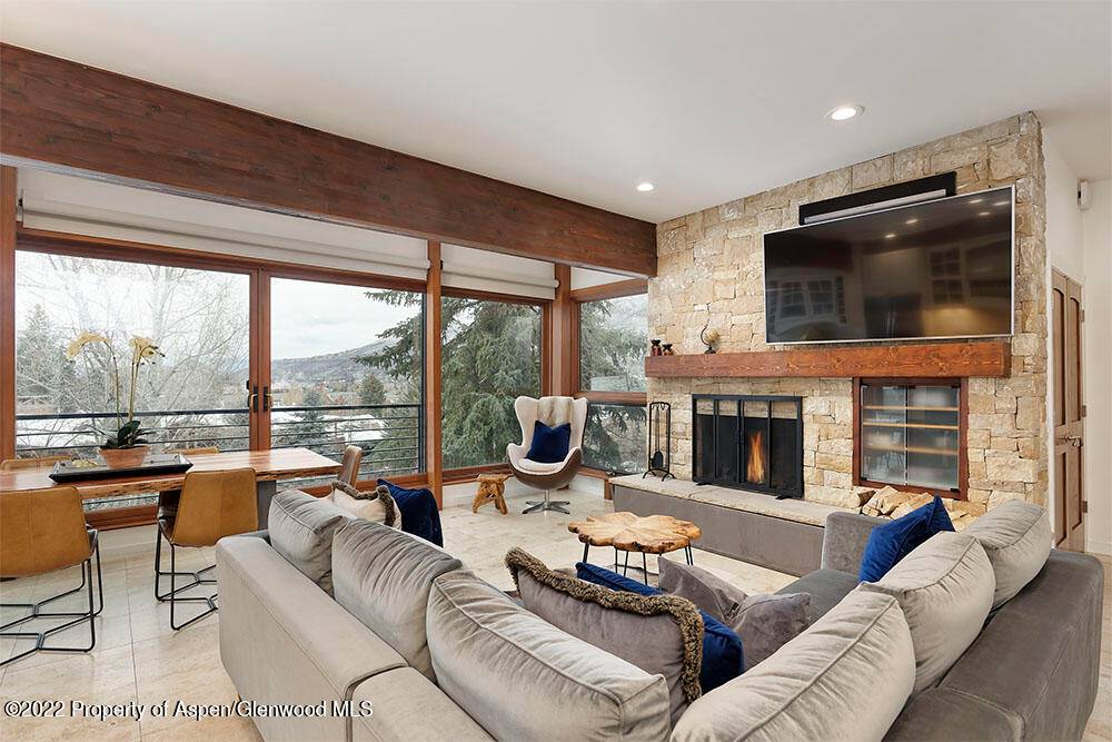 Fourth floor 4 bed 3 bath luxury condo High end finishes, great views, two blocks from the Silver Queen Gondola.