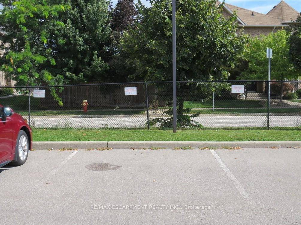 Prime Burlington Location in Desirable Low Rise Tansley Gardens !