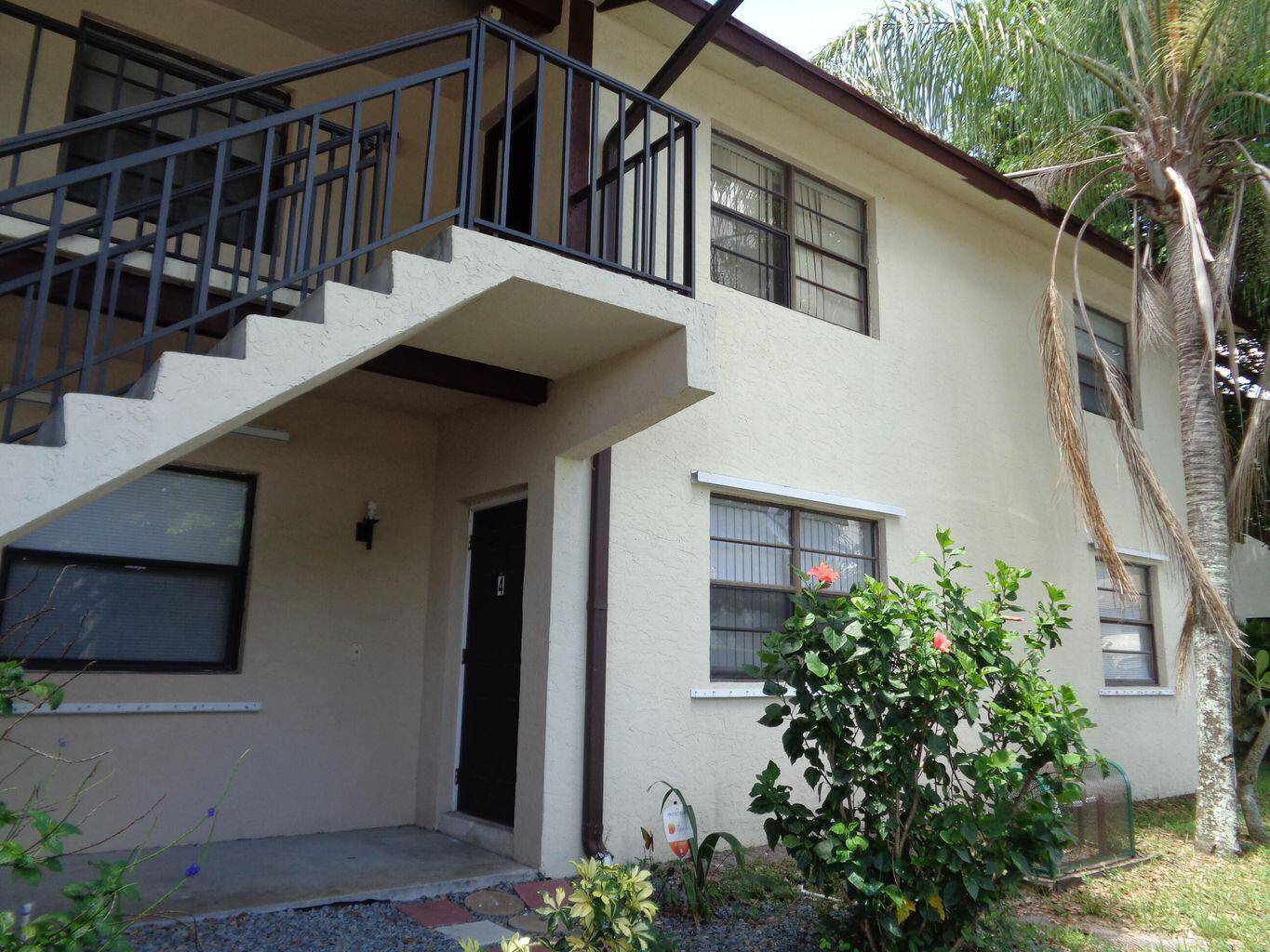 Beautiful Total 3 bedrooms, 2 baths CBS Condominium in the city of Lake Worth.