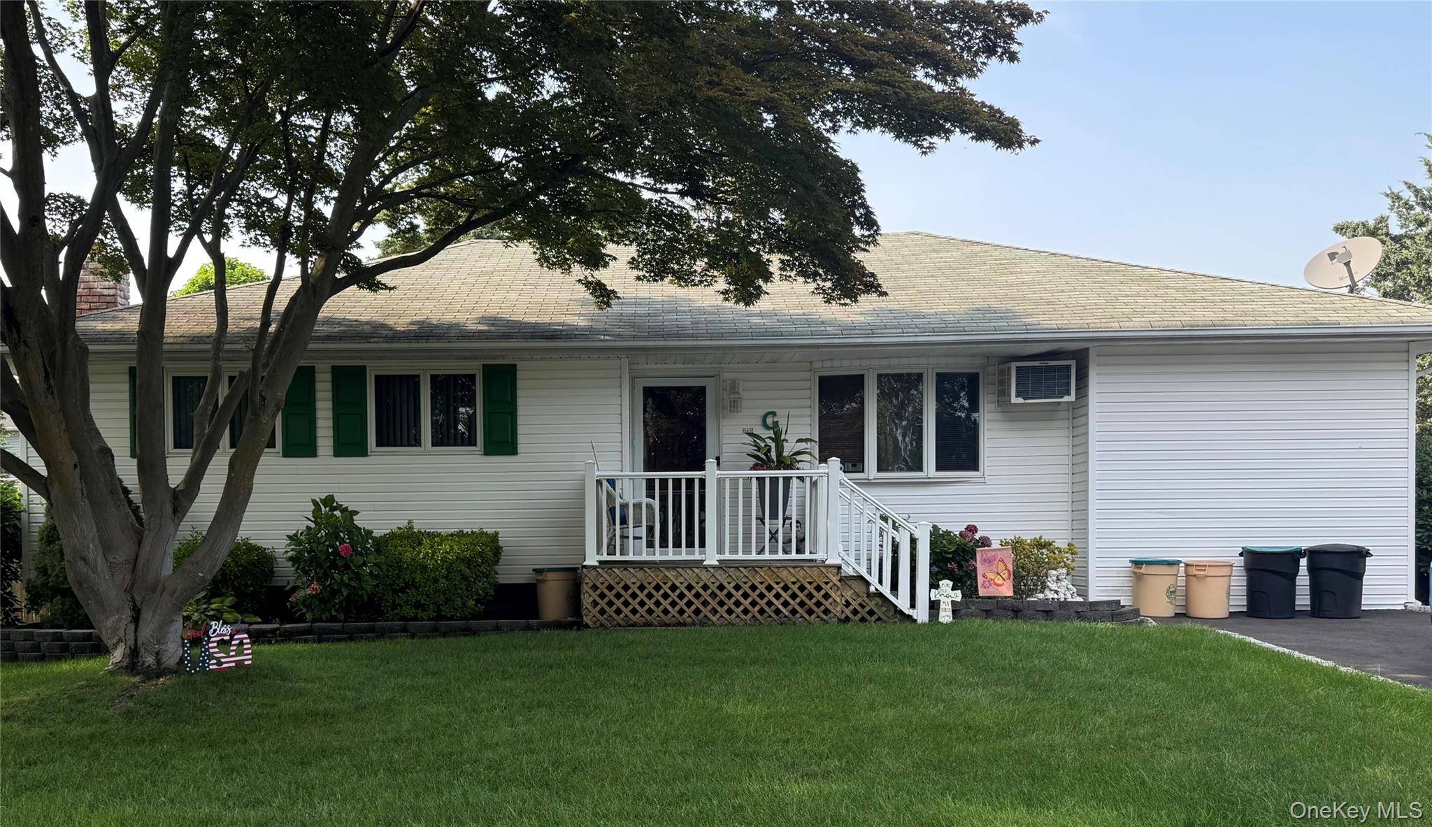 Welcome to Holbrook. This charming 3 bedroom possibly 4 ranch is conveniently situated near the LIE, Veteran's Memorial Hwy.