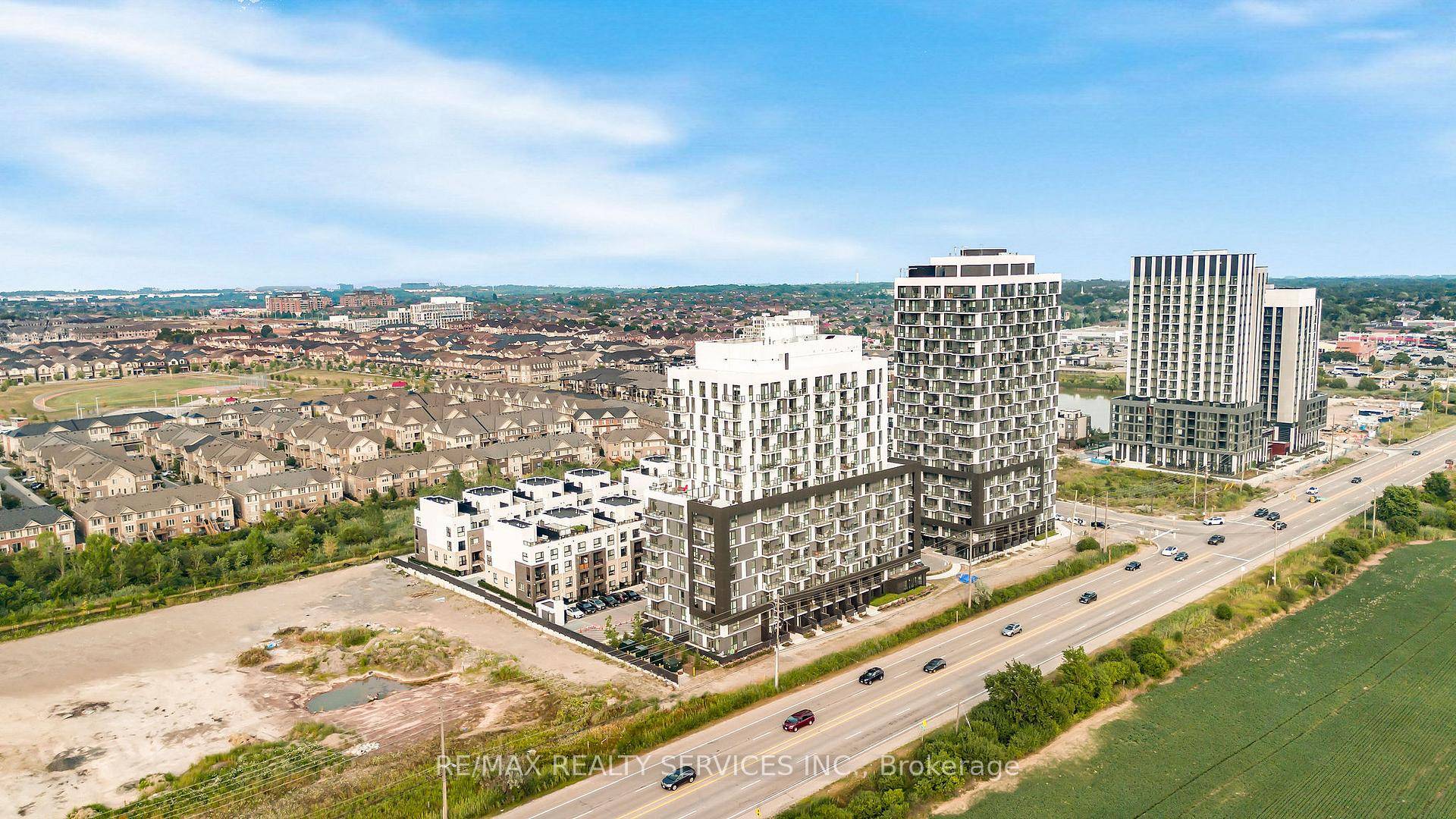 Welcome to Oakvillage ! Spacious amp ; sun filled 1 bed plus den 1 bath suite in one of Oakville's most desirable luxury condo buildings, built by award winning Minto ...