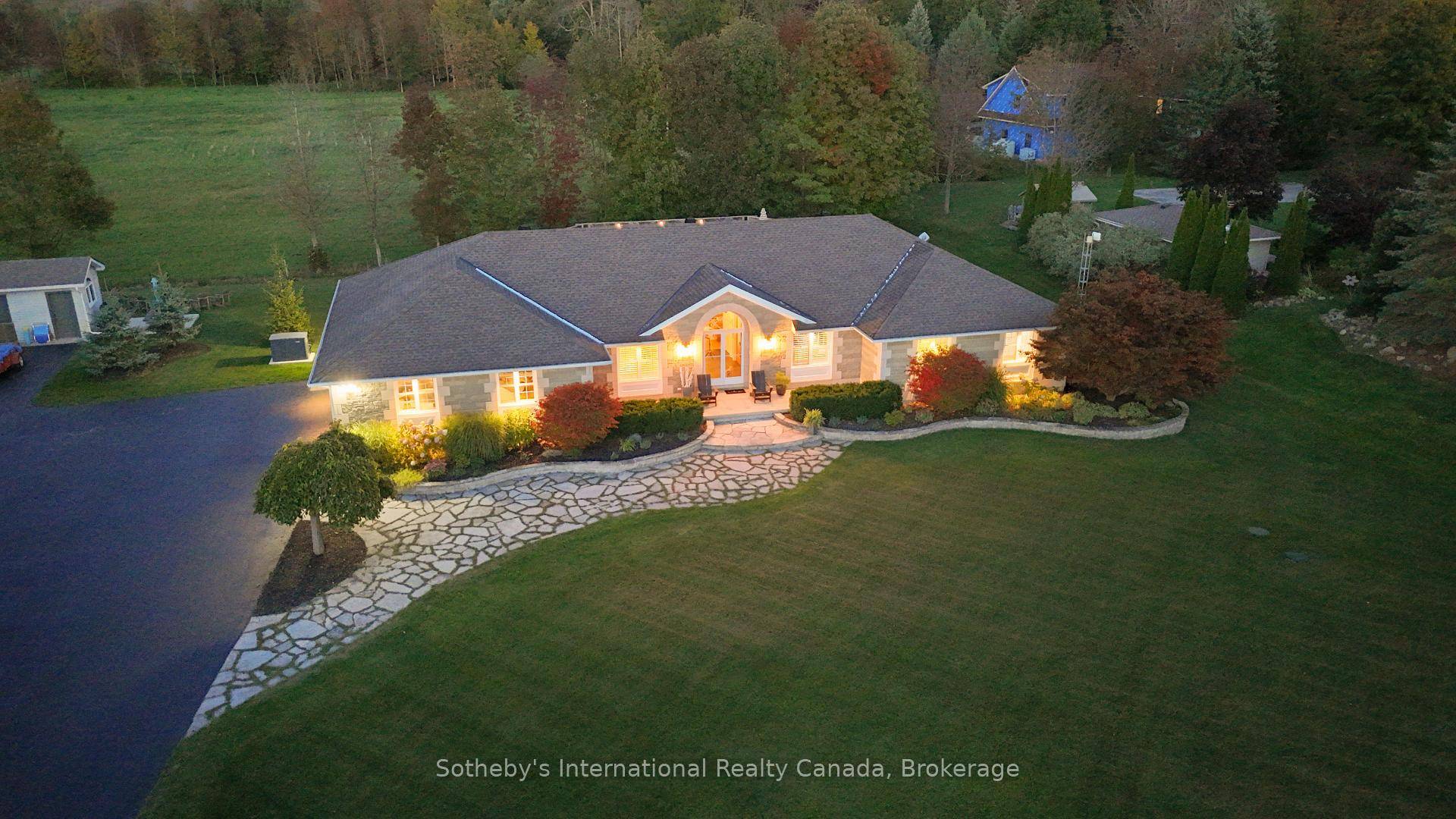 Step into 5108 sq. ft. of beautifully finished living space in this open concept, executive style homeperfect for large families or those who love to entertain.