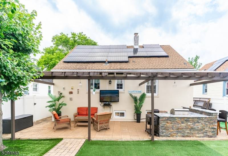 An entertainer's dream, 721 Sheridan welcomes you with three generous bedrooms, three full bathrooms and a perfect blend of indoor comfort and outdoor luxury.