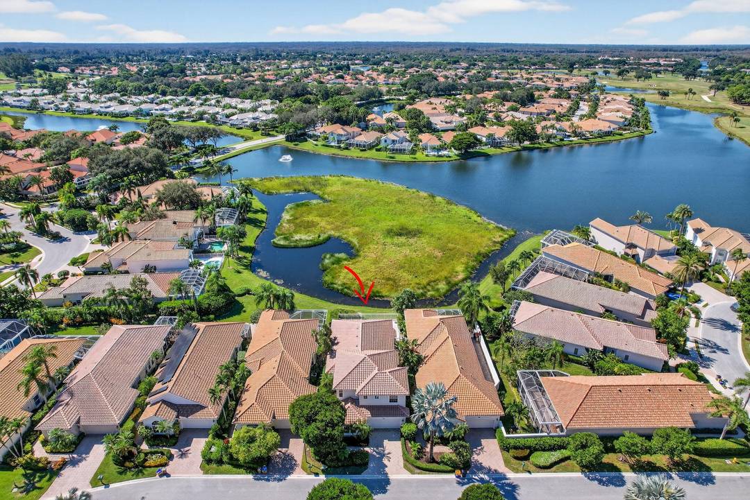 WOW ! Tremendous complete renovation with custom features, such as Thermidor appliances, 5 foot porcelain floors, 12 foot ceramic tile in shower, top appointments from Collective Images, and a designers ...