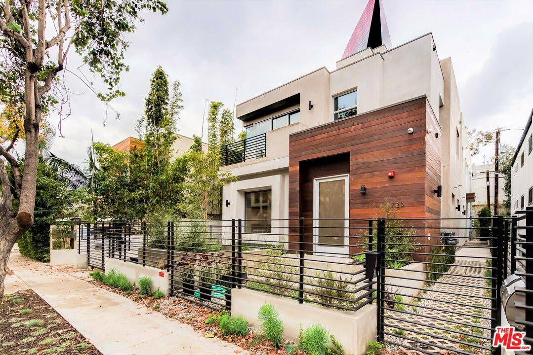 723 HUNTLEY DR 2BR Sunset Strip La