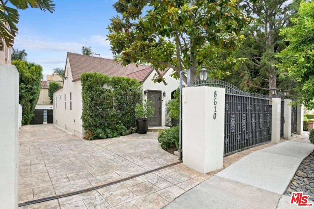 8610   Rugby Dr 3.0 Sunset Strip LA