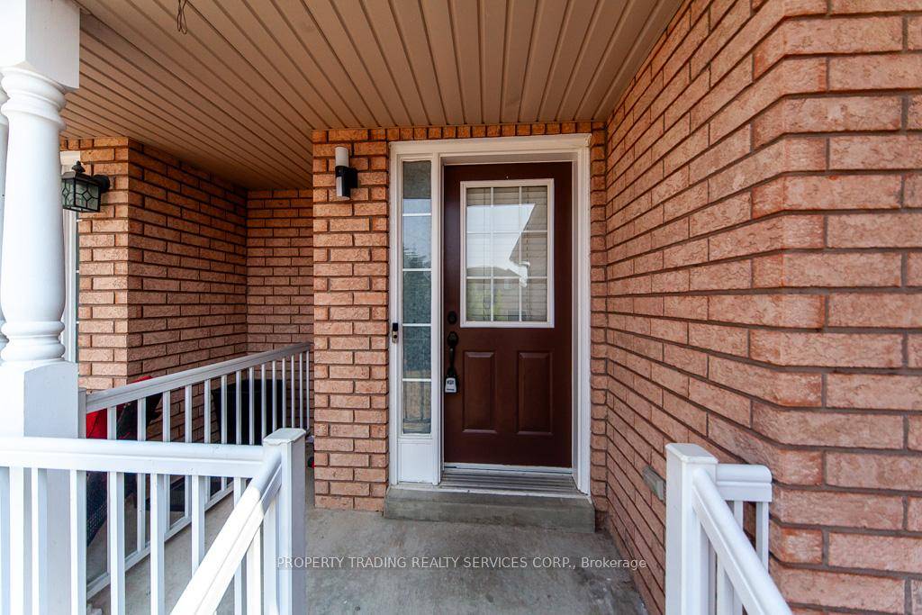 STUNNING TOWNHOUSE WITH A GREAT SPACIOUS LAYOUT THAT OFFERS TONS OF LIVING SPACE, EAT IN KITCHEN WITH CERAMIC FLOORS AND WALKOUT TO A NICE INTERLOCK BACKYARD, FEATURES 3 BEDROOMS INCLUDING ...