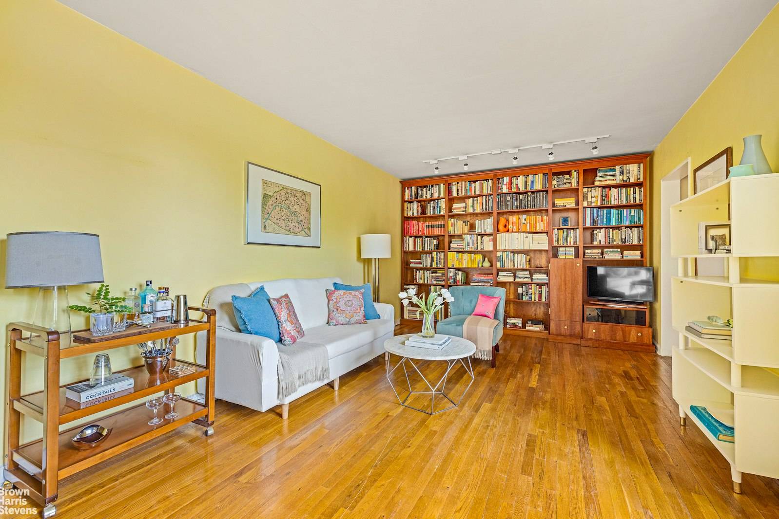 Large One bedroom One Bath in Kensington 425, 000, Maintenance 848Welcome to this delightful one bedroom, one bath home at 36 Dahill Road, located in quaint Kensington.