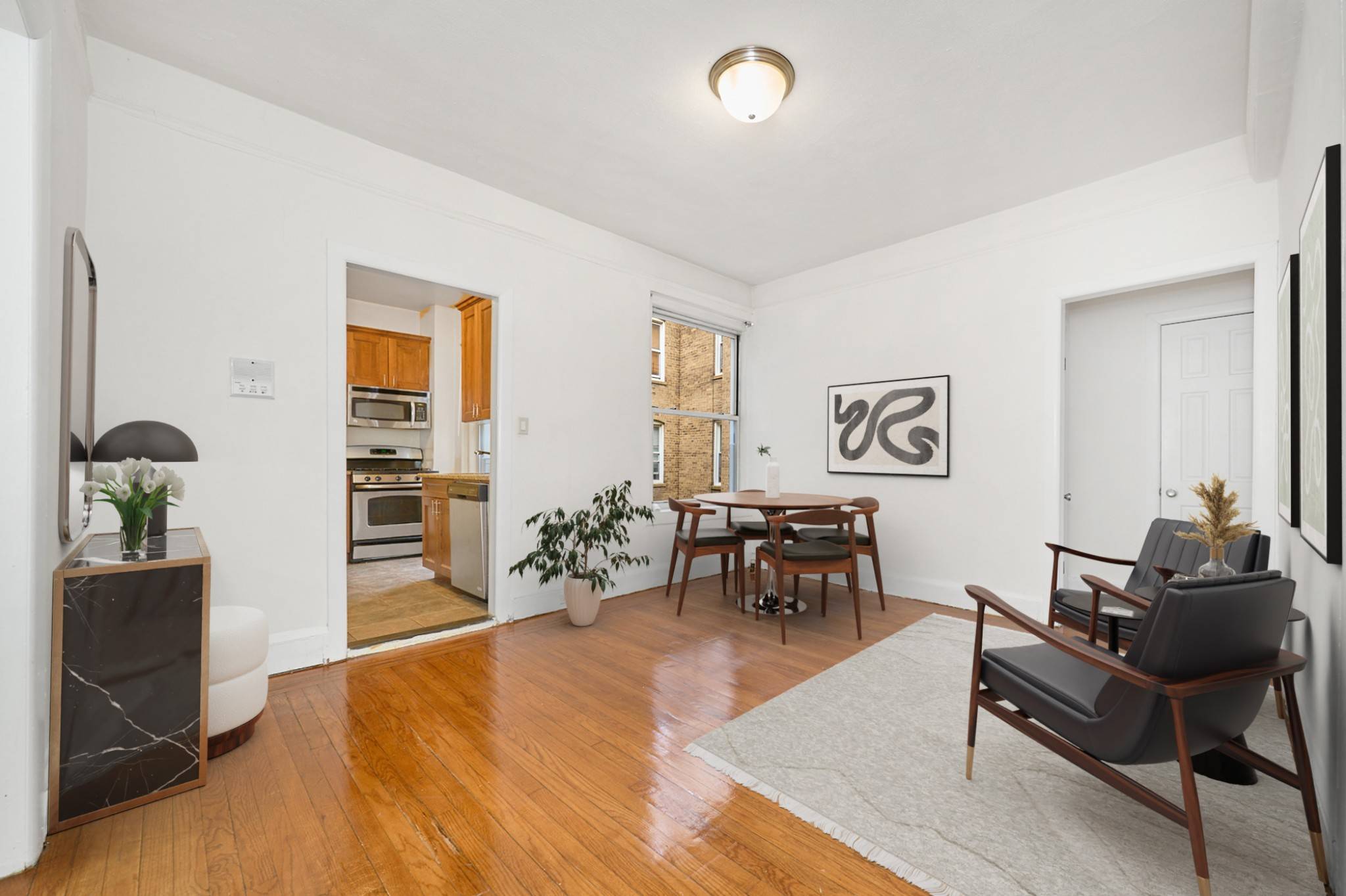 Spacious Renovated 2 Bedroom Apartment in Elevator Building with Laundry !