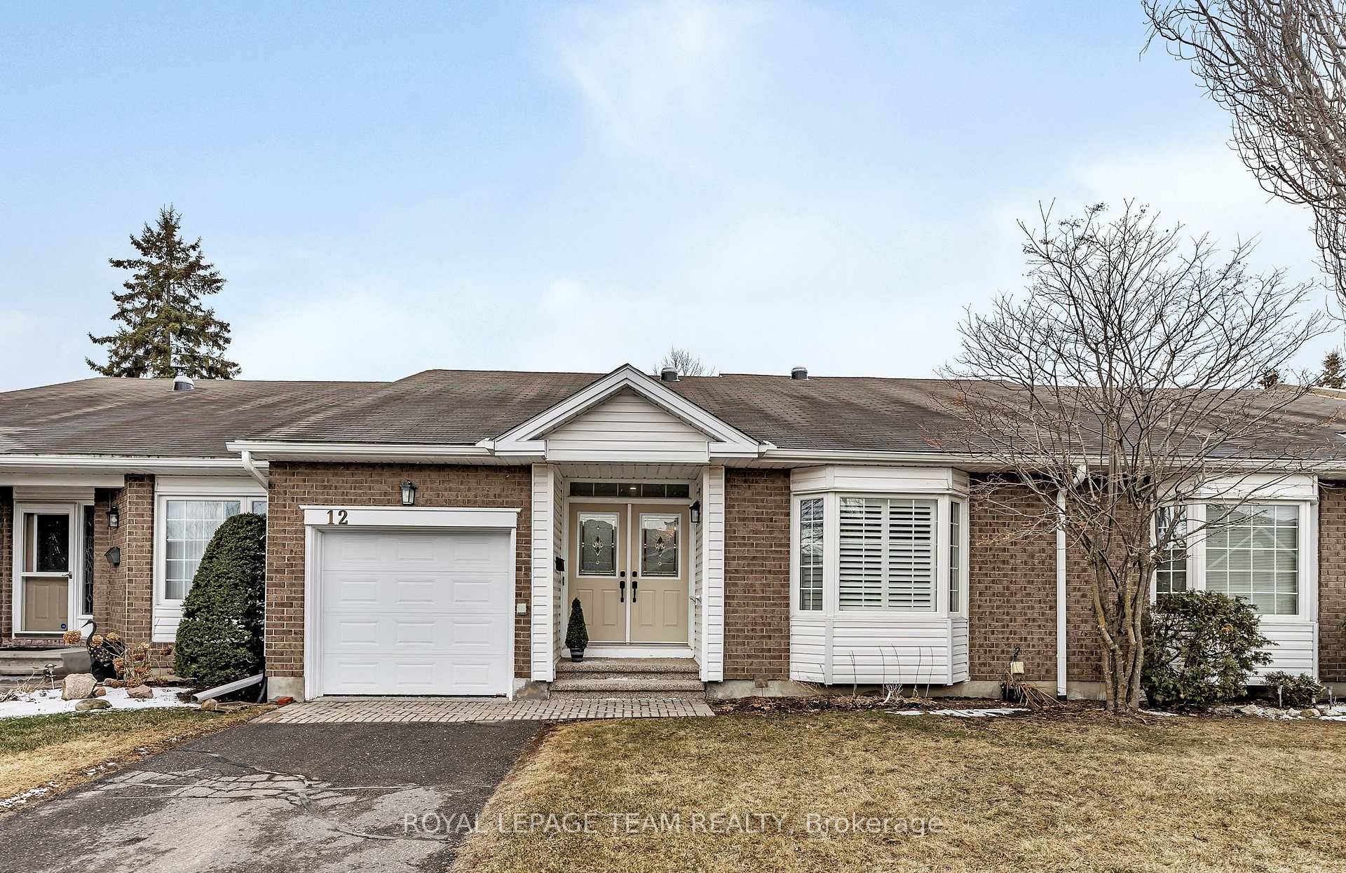 This charming 2 bedroom, 2 bath home in the sought after community of Amberwood is sure to please.