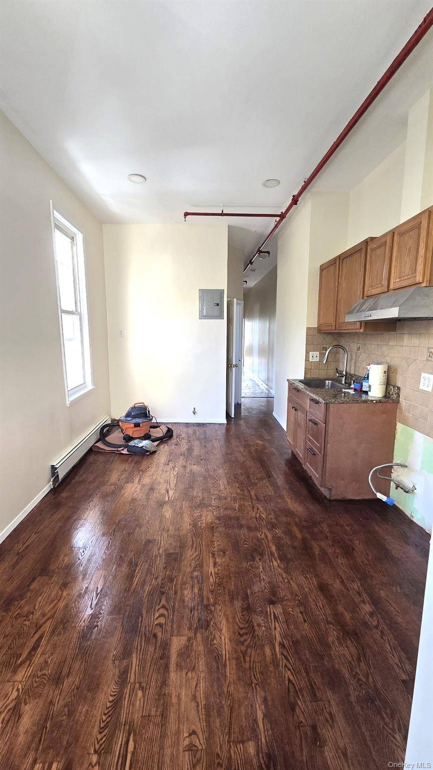 Large 3 bedroom box style apartment in excellent location.