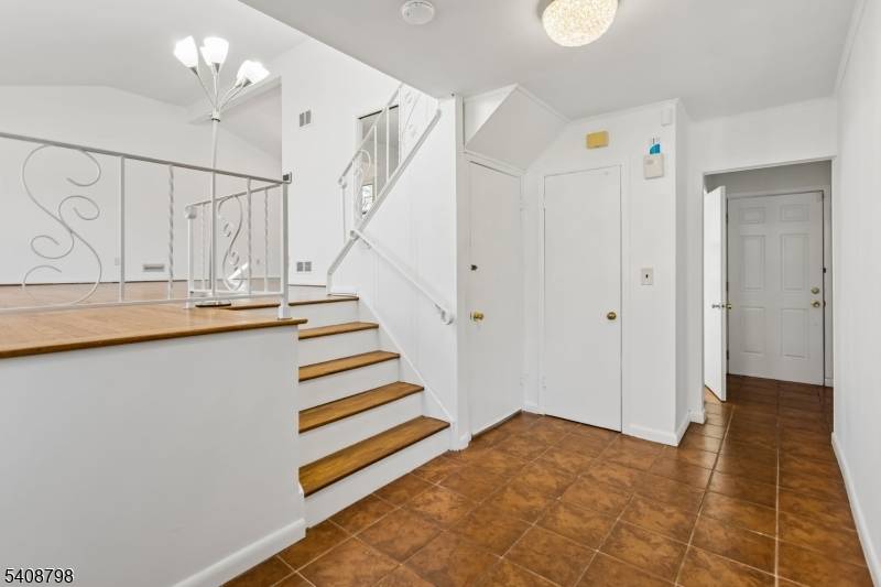 POOLSIDE RELAXATION IN LAWRENCE BROOK MANOR Welcome to 39 Gage Road, a classic split level gem on an expansive 0.