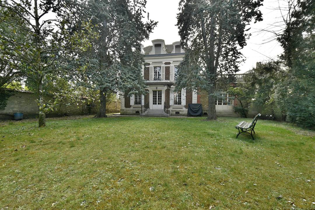 Élégante demeure bourgeoise de 1890 au cœur du Parc Saint-Maur